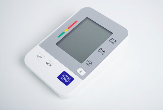 良い品質 AndriodのためのOEMの灰色の上椀のBluetoothデジタルの血圧のモニター 売上高